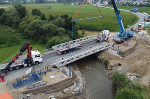 Die 16 Tonnen-Stahlbetonfertigteile für die Geh-und Radwegbrücke über den Granitzenbach wurden eingehoben.